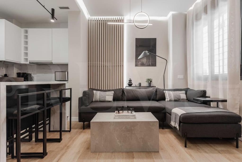 Contemporary Minimalist Apartment By Rems Malaga Bagian luar foto