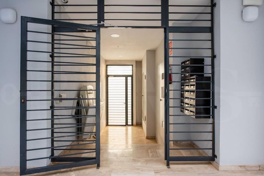 Contemporary Minimalist Apartment By Rems Malaga Bagian luar foto