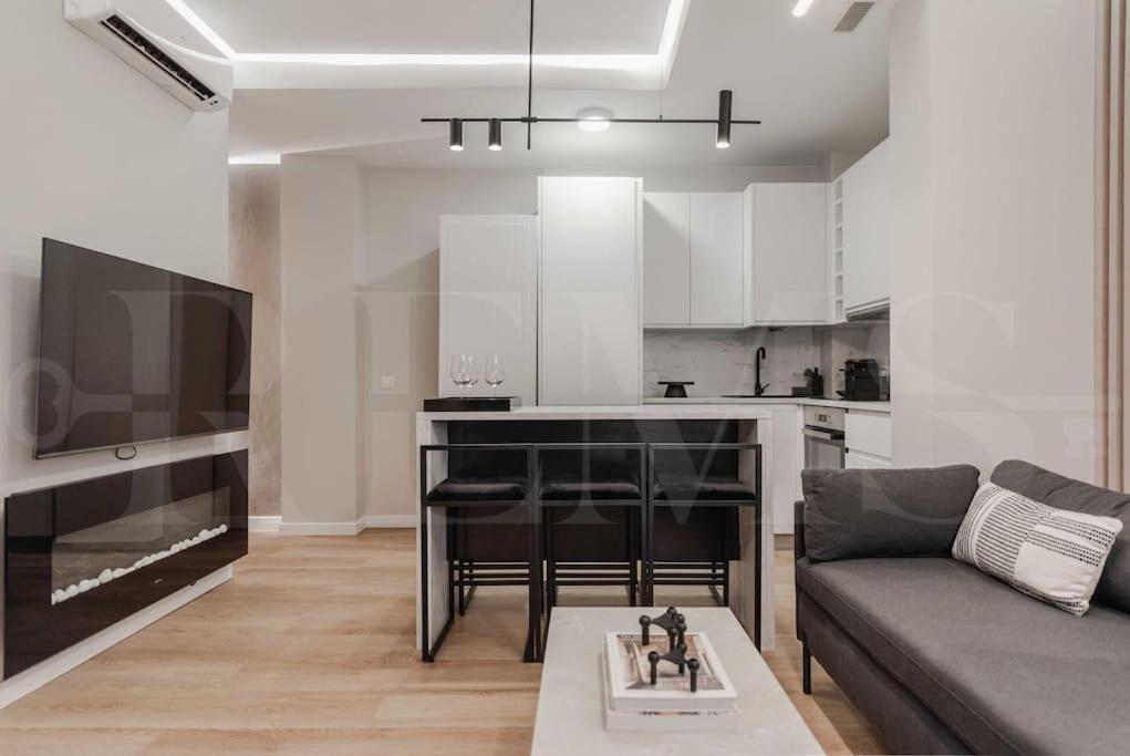 Contemporary Minimalist Apartment By Rems Malaga Bagian luar foto