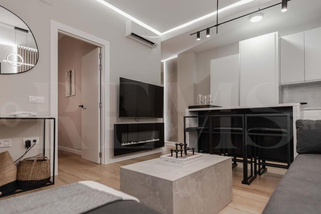 Contemporary Minimalist Apartment By Rems Malaga Bagian luar foto