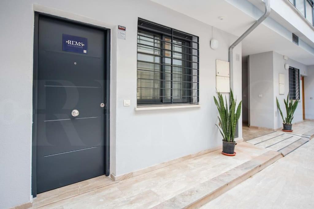 Contemporary Minimalist Apartment By Rems Malaga Bagian luar foto