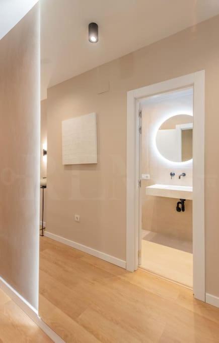 Contemporary Minimalist Apartment By Rems Malaga Bagian luar foto