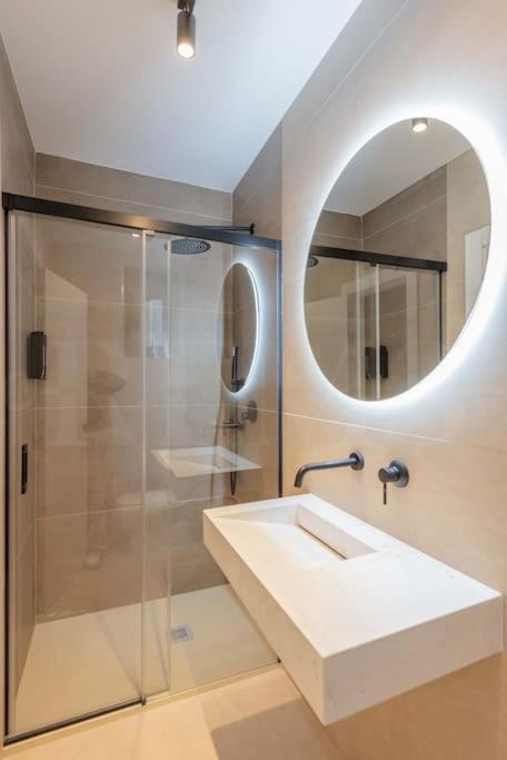 Contemporary Minimalist Apartment By Rems Malaga Bagian luar foto