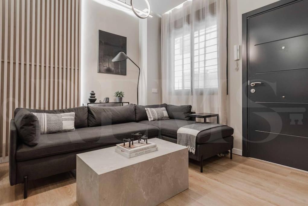 Contemporary Minimalist Apartment By Rems Malaga Bagian luar foto