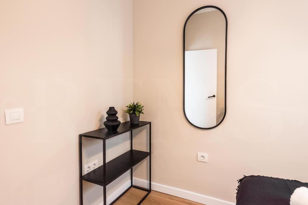 Contemporary Minimalist Apartment By Rems Malaga Bagian luar foto